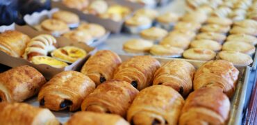 close up photography of baked treats on tray